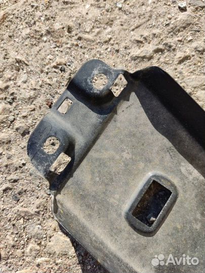 Накладка стойки правая Audi A6 седан 2.8 AAH 1997