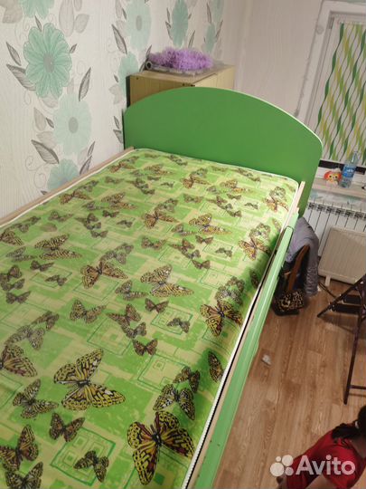 Детский уголок с кроватью и столом