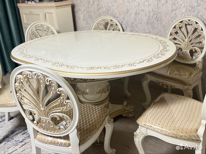 Стол и стулья