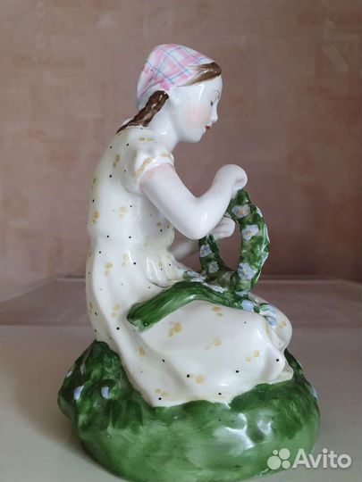 Фарфоровая статуэтка СССР Девушка с венком