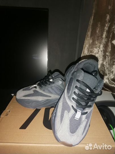 Кроссовки Yeezy 700