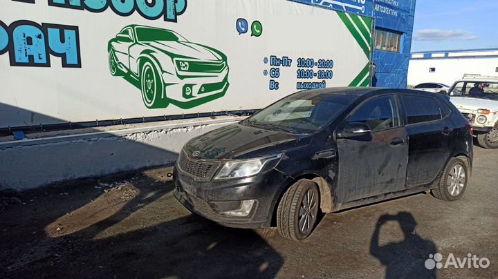 Накладка порога задняя правая Kia Rio 3 858854Y00