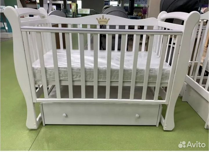 Кроватка для новорожденных с маятником