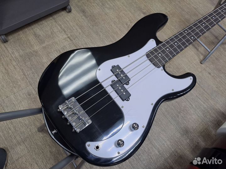 Бас гитара чёрная