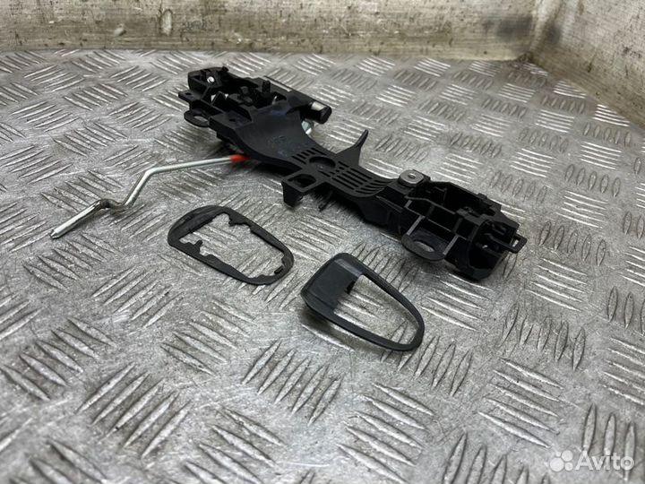 Кронштейн ручки передний правый Toyota Camry V50