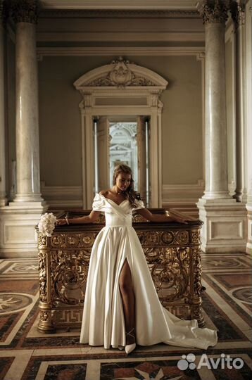 Атласное свадебное платье Olga Sposa со шлейфом