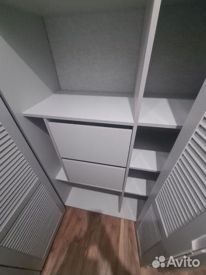 Встроенный шкаф с жалюзийными дверями