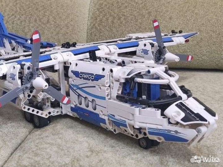 42025 Cargo Plane