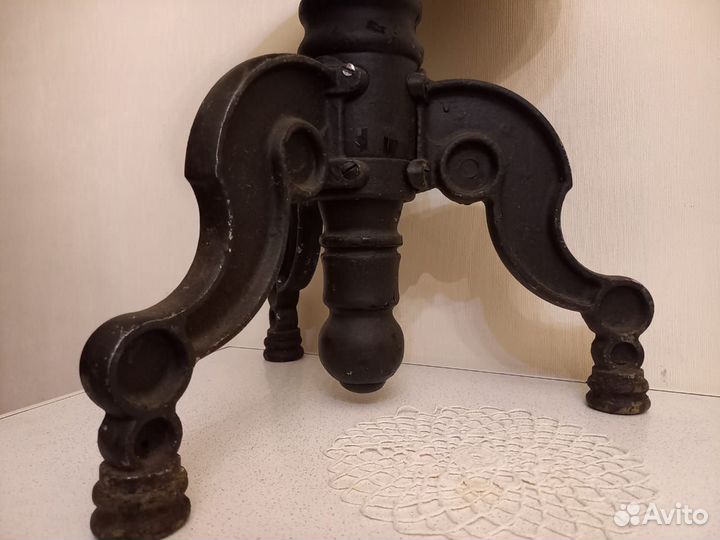 Старинный винтовой стул, можно как подставка