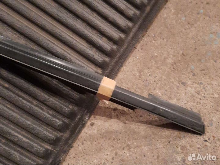 Бархотка передней прав.двери Mitsubishi Colt Z25A