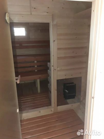 Баня - бочка кедр с мягкой мебелью в комнате отдых