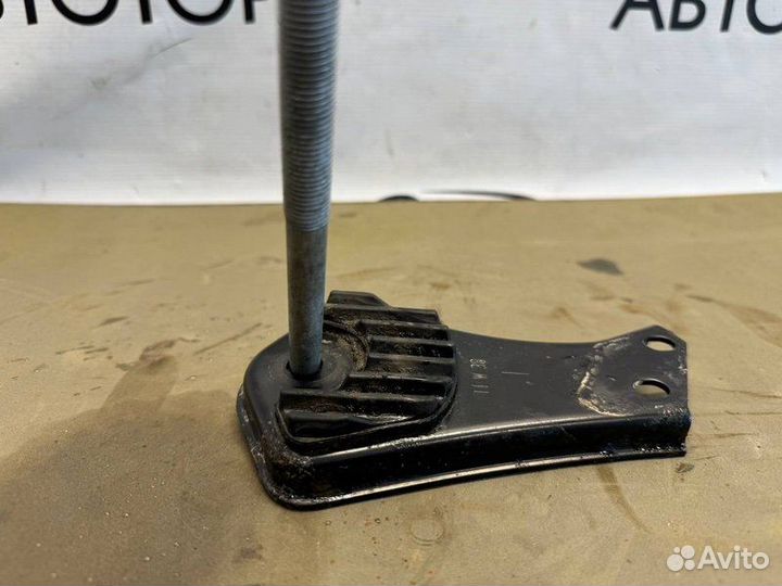 Кронштейн подвески левый Mercedes-Benz Glk 350