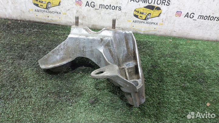 Кронштейн двигателя левый 1.8 Audi A4 B5 седан