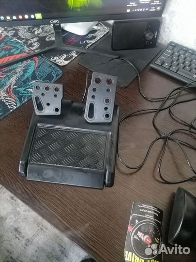 Игровой руль с педалями