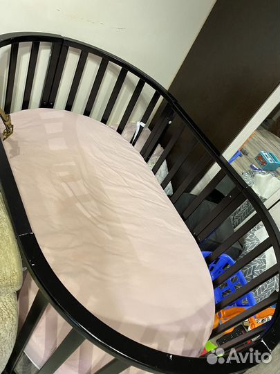 Детская кроватка с маятником