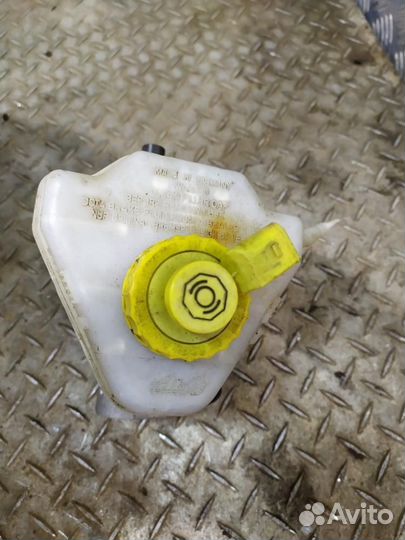 Бачок главного тормозного цилиндра Volkswagen Toua