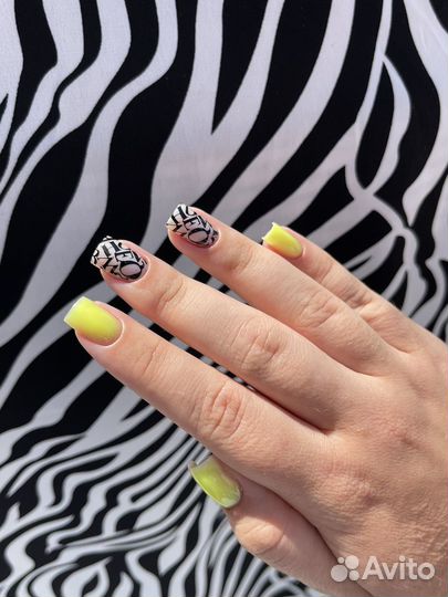 Модель на маникюр