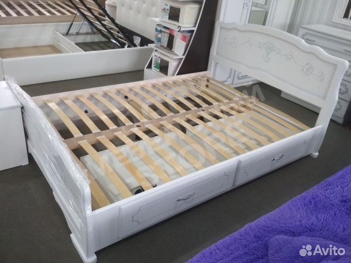 Кровать массив