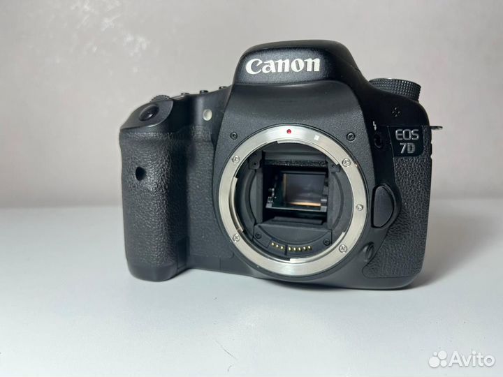 Зеркальный профессиональный аппарат Canon 7D