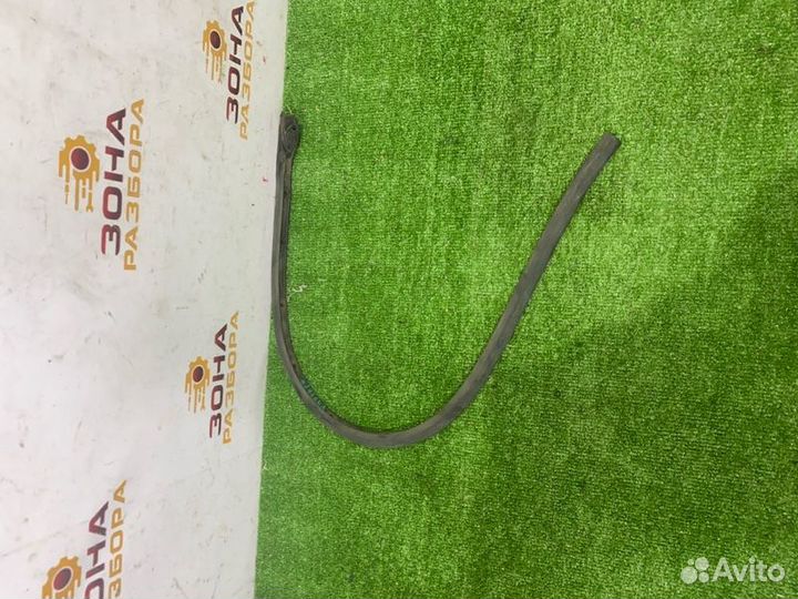 Уплотнитель двери передний правый Volkswagen Golf