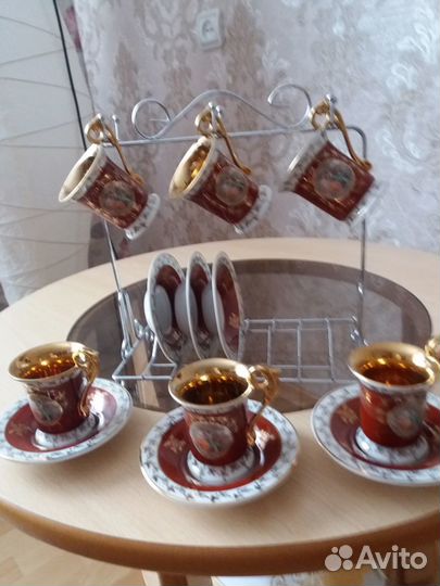 Фарфоровые кофейные чашки с блюдцами