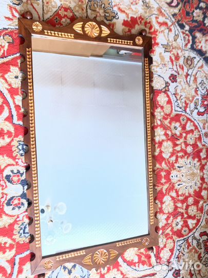 Зеркало в деревянной раме