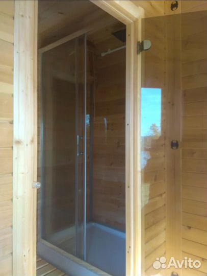 Баня - бочка кедр с мягкой мебелью в комнате отдых