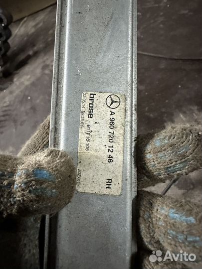 Стеклоподъемник правой двери Mercedes Actros MP4