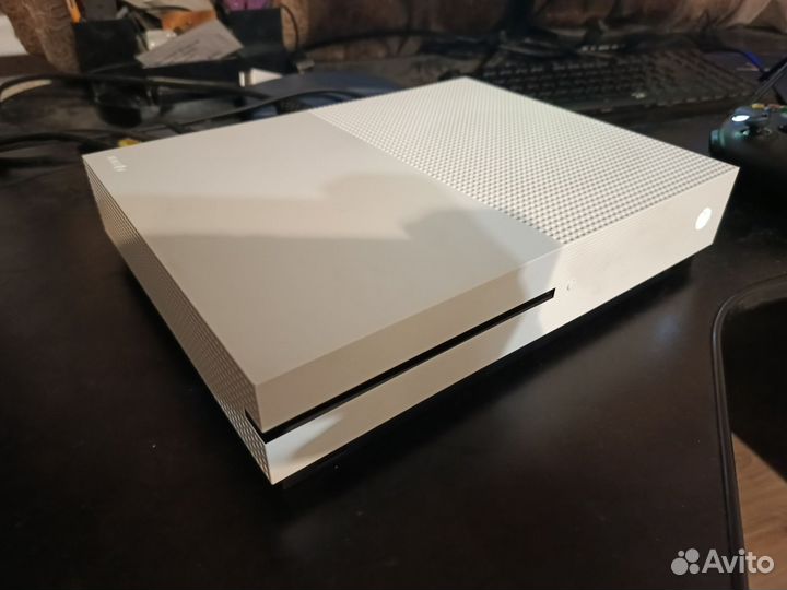 Xbox One S 1tb с геймпадом