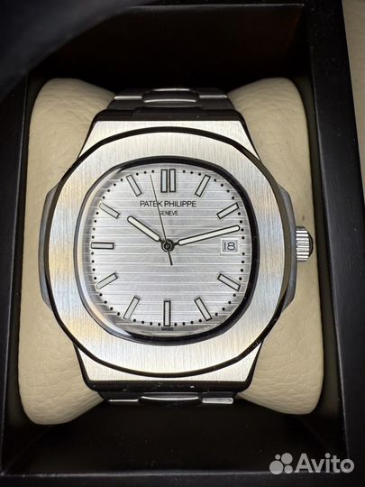 Часы Patek Philippe Nautilus White Dial