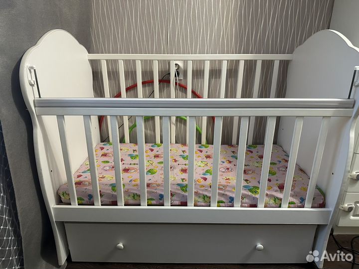 Детская кроватка с маятником и ящиком