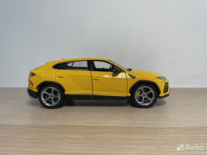 Lamborghini Urus 1:24 модель Welly