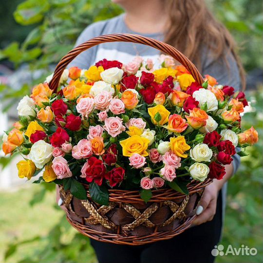 Корзина из 39 Кустовых разноцветных роз