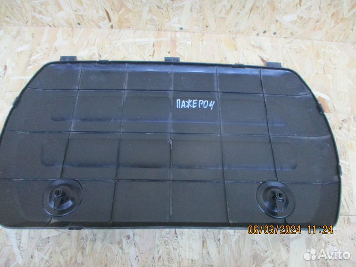 Обшивка крышки багажника Митсубиси Паджеро 4