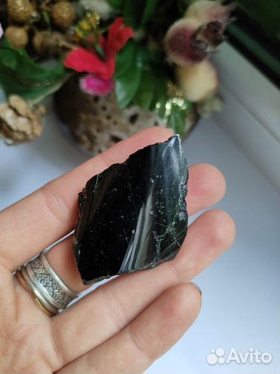 Спилы содалит, флюорит, яшма, шерл, кунцит