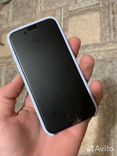 Продам iPhone 8