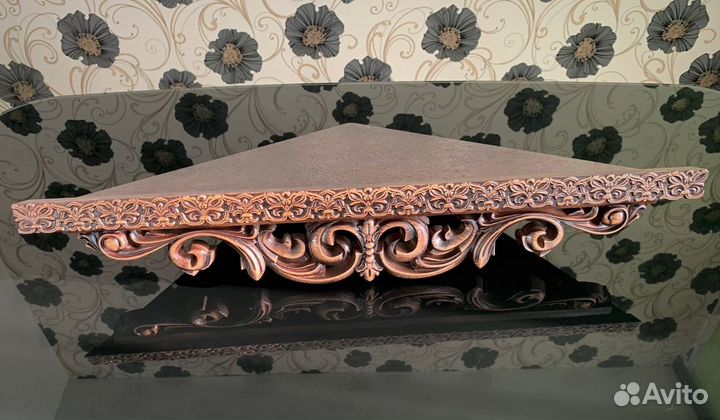 Резная полка из дерева