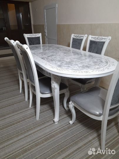 Столы и стулья