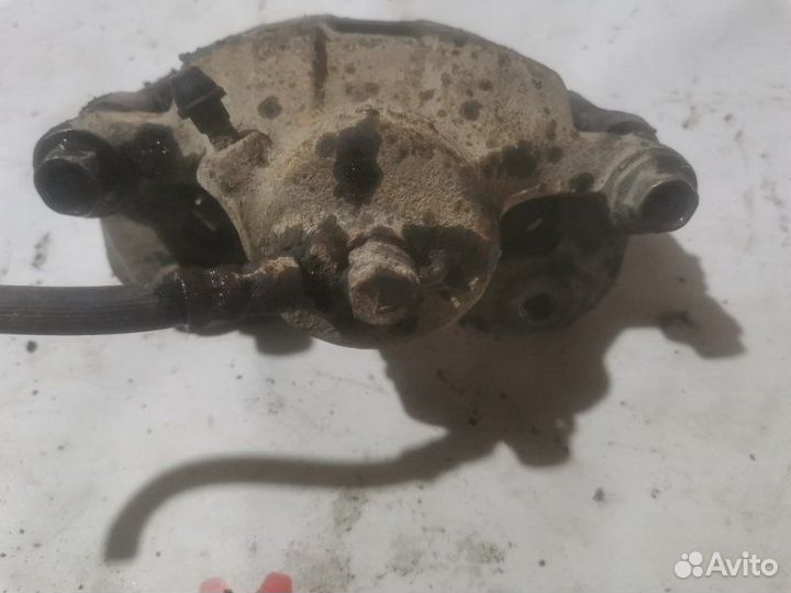 Суппорт тормозной передний левый Mitsubishi Libero