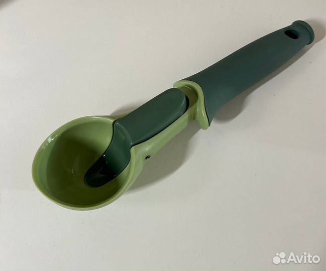 Ложка для мороженого с выталкивателем