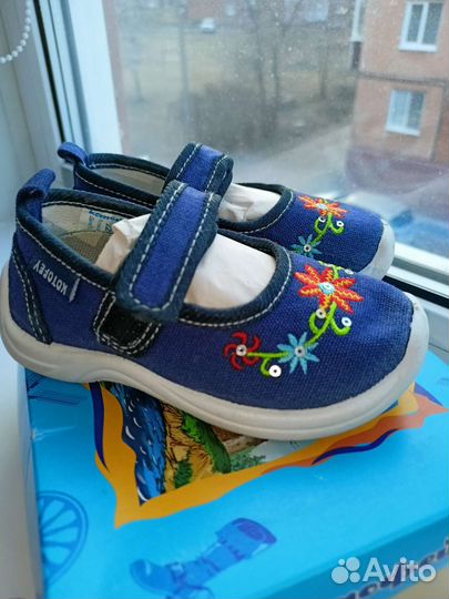 Сандали новые