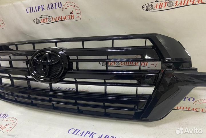 Решетка радиатора Land Cruiser 200 черная 2016