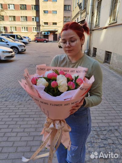 Букет из 13 белых и коралловых пионов