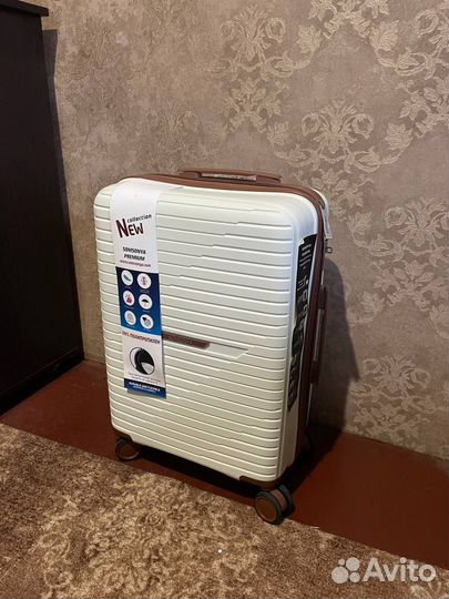 Чемодан на колесах ударопрочный