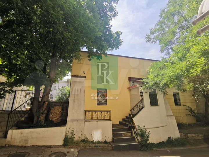 Отдельно стоящее здание в центре города на Большой