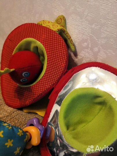 Подвеска клубничка Tiny love