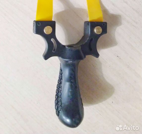 Мощная спортивная пластиковая рогатка