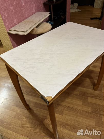 Кухонный уголок со столом