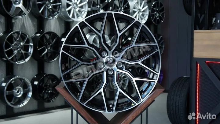 Литой диск в стиле vossen R17 5x114.3. Примерка