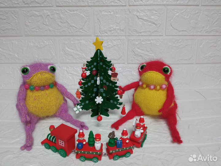 Вязаная игрушка лягушка